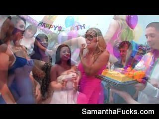 Samantha Saint feiert ihren Geburtstag mit einer wilden verrückten Orgie