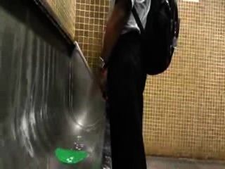 schwarze Dude seinen harten Schwanz im Badezimmer zeigt