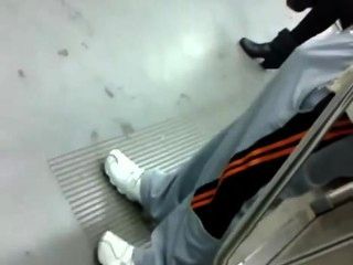 Kerl mit riesigen Boner auf U-Bahn-Zug