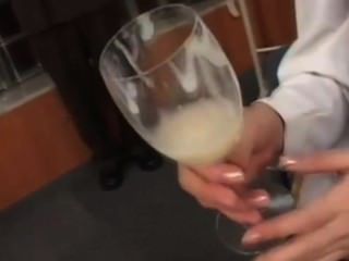 Echte Teenager Trinkt Aus Einem Glas Viel Cum