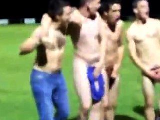 Rugby-Team wird auf dem Feld nach einem Sieg nackt Teamgeist zu zeigen