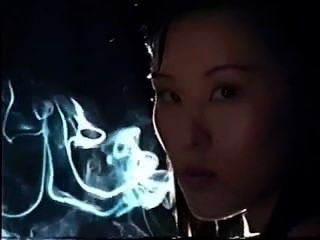 asiatische Frau Rauchen