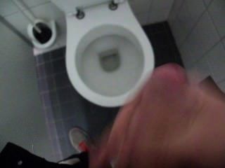 Kerl wichsen und Sperma in der öffentlichen Toilette