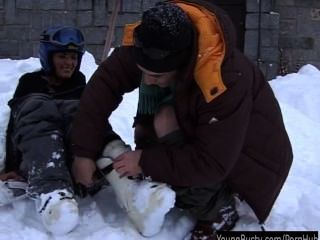 Brünette Teenager ora einen fetten Phallus im Schnee unter