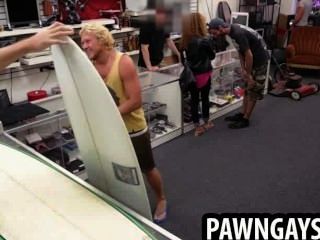 Surfer großes Stück versucht, einen Deal im Pfandhaus zu machen
