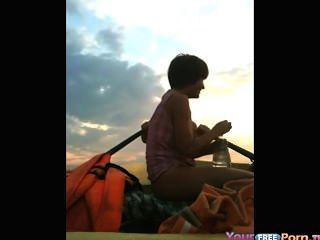 teens fucks in einem Boot auf dem See