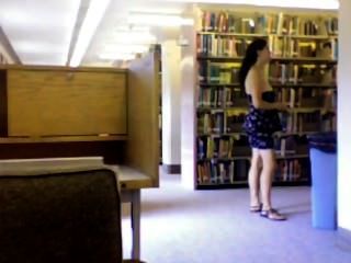 In Der Bibliothek Nackt