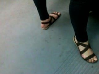 schöne Füße in U-Bahn-