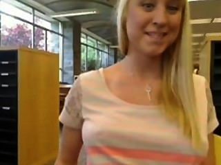 meine blonde Freundin mit einer Webcam aus der öffentlichen Bibliothek.