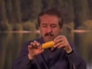 Mann spielt mit Banane und bekommt Inhalt in seinem Gesicht SQUIT