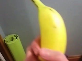Teen streichelt Banane