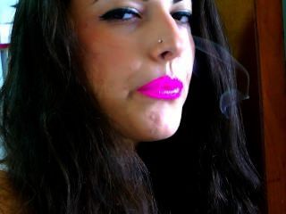Rauchen mit rosa Lippenstift