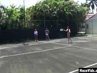 College-Mädchen nackt auf dem Tennisplatz gestrippt