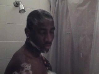 African-American in der Dusche