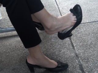 offen asiatische baumelnden Shoeplay Füße